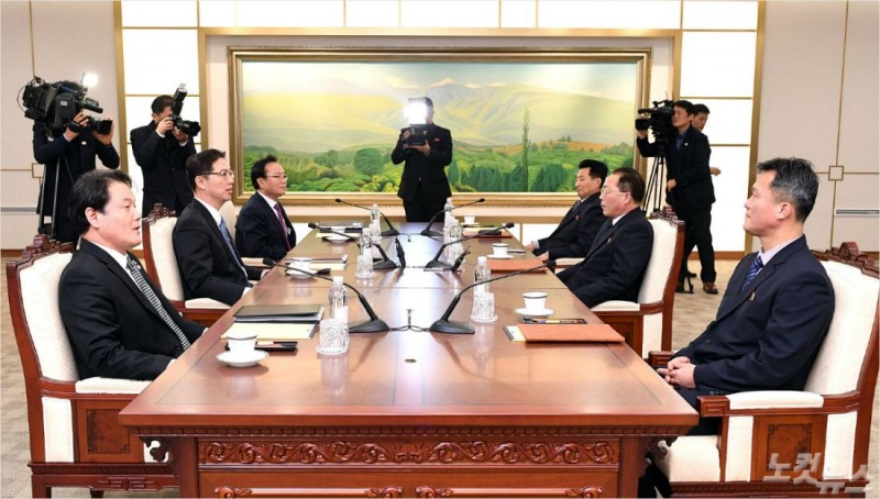 17일 오전 판문점 남측 평화의 집에서 북한의 평창동계올림픽 참가와 관련한 제반 사항을 논의할 '남북 고위급 실무회담' 이 열리고 있다 (자료사진)
