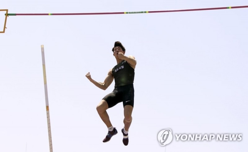 '한국기록 제조기' 남자 장대높이뛰기의 진민섭이 5m80을 넘어 개인 통산 8번째 한국신기록을 세우며 도쿄올림픽 출전 티킷을 따냈다.<사진 연합뉴스 자료사진>
