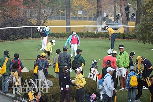  한 프로아마 골프대회에서 샷 건 출발에 앞서 참가자들이 준비를 하고 있다. 