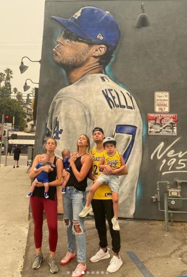 조 켈리(오른쪽에서 두 번째)가 미국 캘리포니아주 LA 시내에 그려진 자신의 '조롱 벽화' 앞에서 가족들과 같은 표정을 짓고 있다. [조 켈리 아내 애슐리 켈리 인스타그램 캡처]