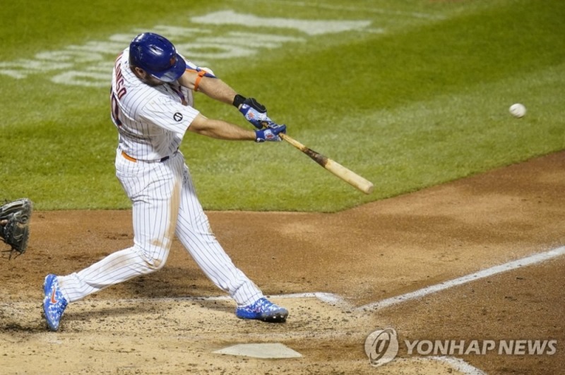 뉴욕 메츠의 피트 알론소가 22일(현지시간) 미국 뉴욕에서 열린 미국프로야구 메이저리그(MLB) 탬파베이 레이스와의 경기 4회 홈런을 날리고 있다.[뉴욕 AP=연합뉴스]