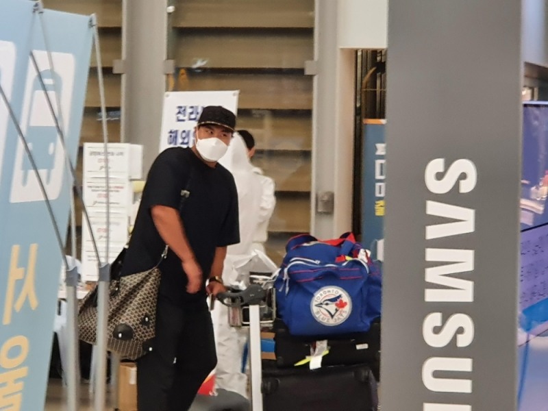  토론토 블루제이스 에이스로 활약한 류현진이 2일 인천공항 입국장으로 들어서고 있다. [영종도=연합뉴스]