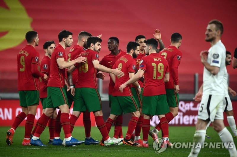 포르투갈 선수들이 상대 자책골에 기뻐하고 있다. [AFP=연합뉴스]