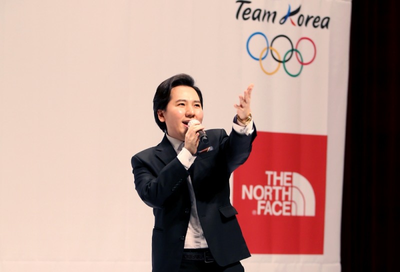 팝페라테너 임형주씨가 ‘도쿄올림픽 G-100 선수단 응원’ 에서 대한민국 선수단의 선전을 기원하는 '챔피언스'를 열창하고 있다.[사진 대한체육회 제공]