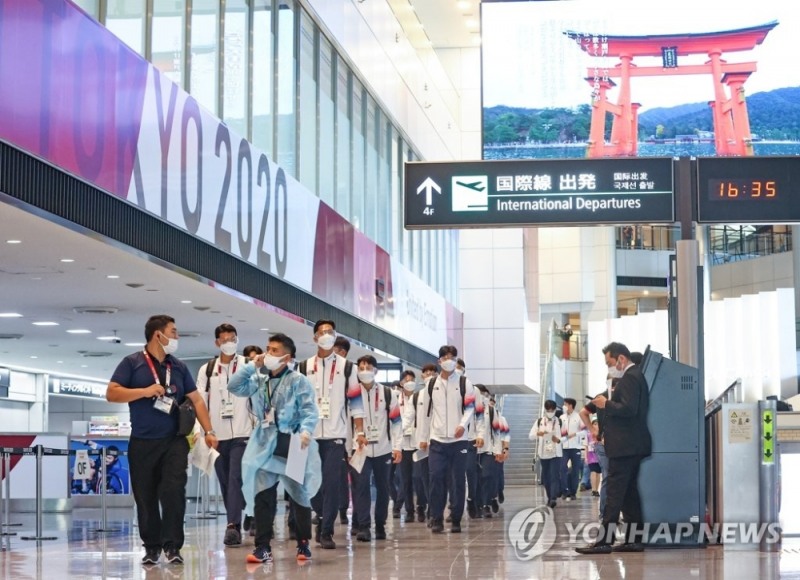올림픽 축구대표팀이 17일 일본 나리타 공항에 도착해 이동하고 있다. [나리타=연합뉴스]