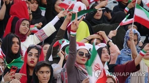 2019년 10월 이란-캄보디아전을 관람하던 이란 여성 축구팬들.[테헤란=연합뉴스 자료사진]