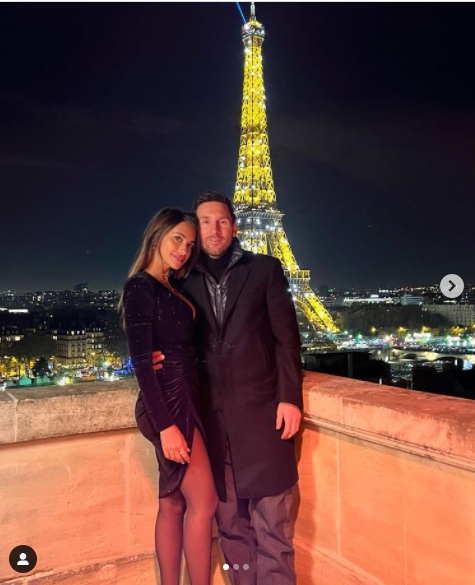 메시가 아내 안토넬라와 함께 파리 에펠탑을 배경으로 포즈를 취하고 있다. [안토넬라 인스타그램 캡처]