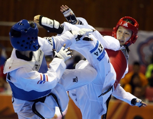 태권도는 공식 대회에서 급소인 인중을 공격하려면 주먹이 아닌 발로 해야 한다. 사진은 2015년 광주유니버시아드에서 우승한 김소희의 발차기 공격 모습.  