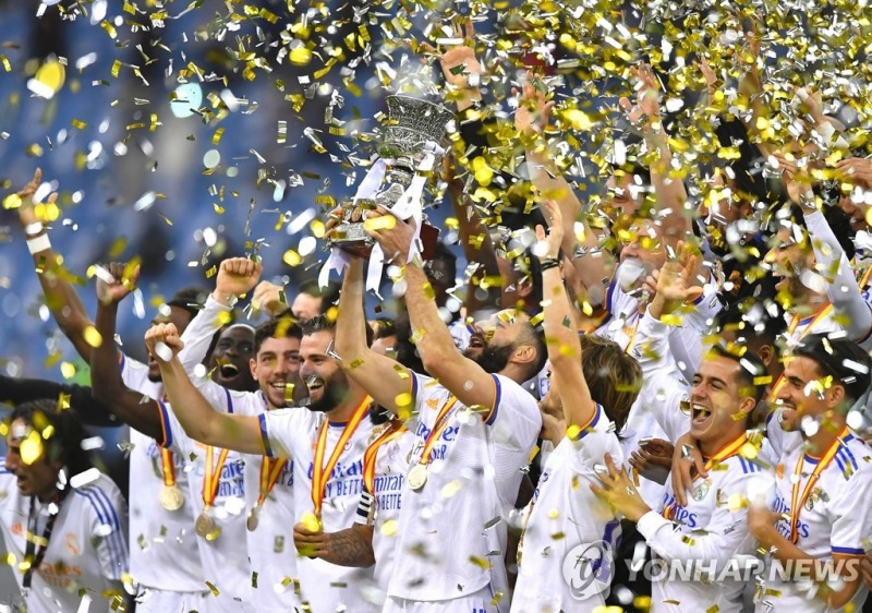 12번째 스페인 슈퍼컵 우승을 차지한 레알 마드리드 선수들의 세리머니 모습.[EPA=연합뉴스]