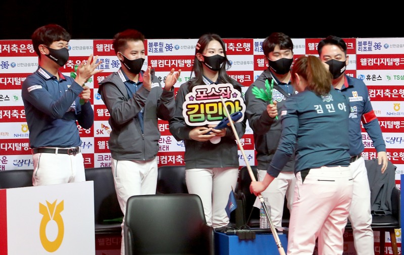 단복식 승리로 2승을 올린 김민아와 좋아하는 NH 팀원들(사진=PBA)