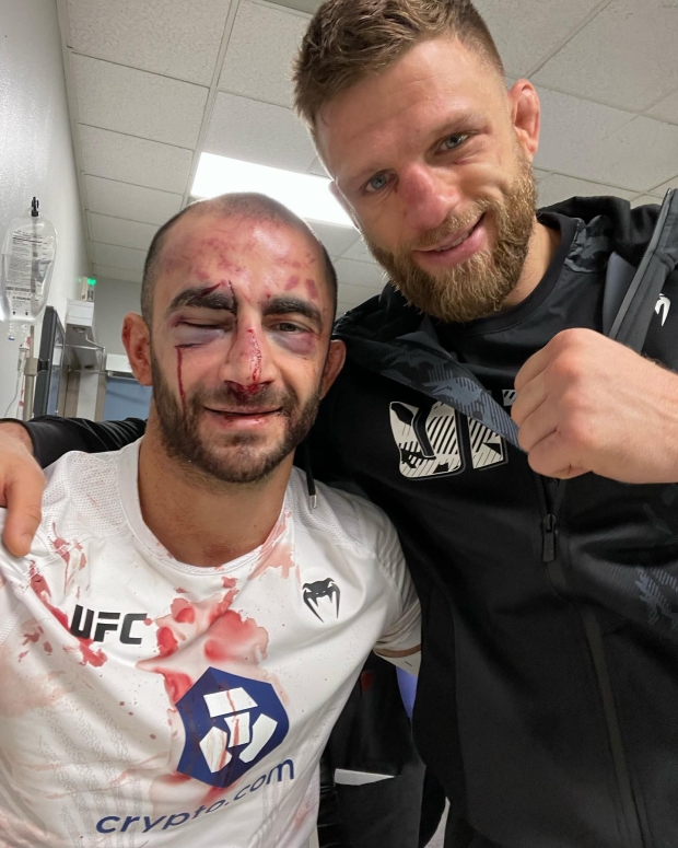경기 후 피멍이 든 얼굴로 케이터와 기념 사진을 찍은 치카제(사진=UFC)