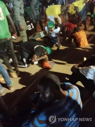(야운데[카메른] AP=연합뉴스) 24일(현지시간) 카메룬 야운데에서 열린 아프리카 네이션스컵 축구대회에서 경기장에 서로 들어가려는 관중들이 넘어져 압사사고가 났다.