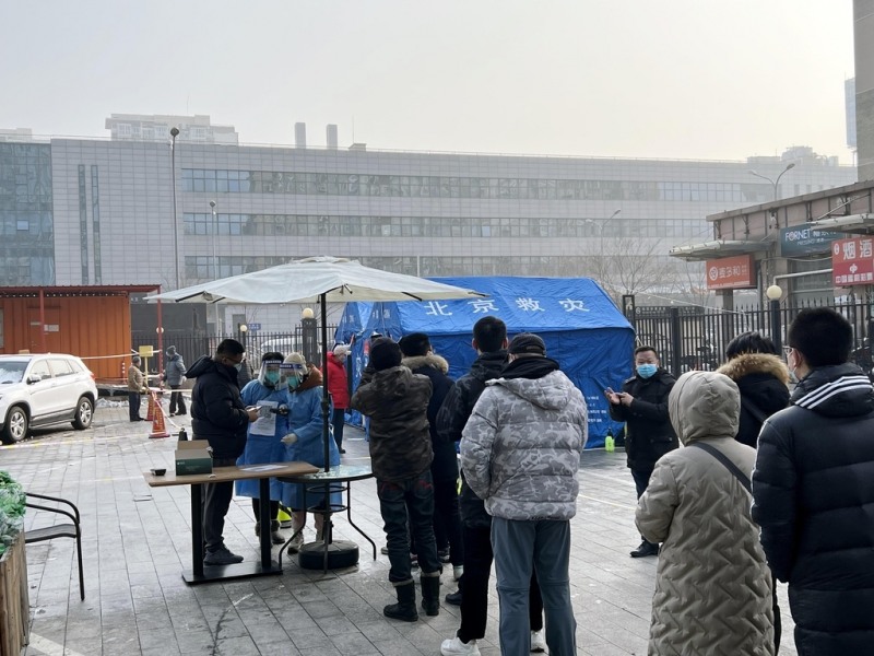 임시 핵산 검사소에 줄 선 베이징 시민들 [연합뉴스 자료사진]