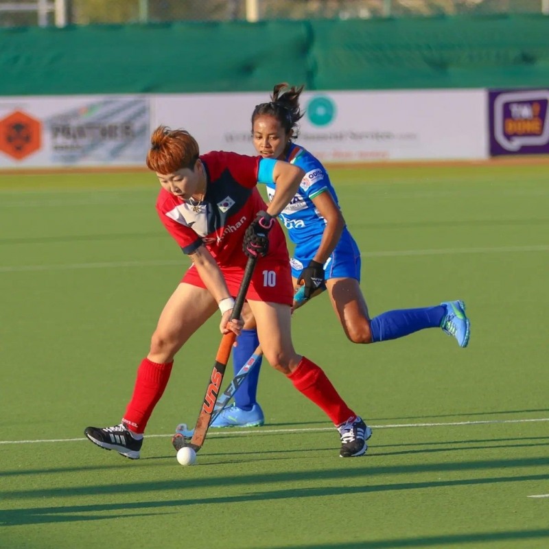 인도와 경기에서 공격을 시도하는 한국 천은비(빨간색 유니폼)[아시아하키연맹 소셜 미디어 사진]
