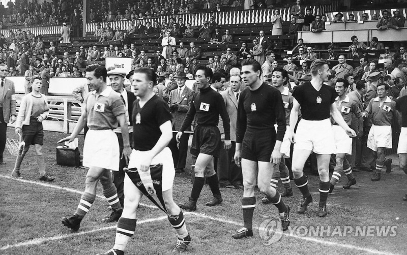 1954년 스위스 월드컵 헝가리와의 경기에 출전한 한국 대표팀[연합뉴스 자료사진]