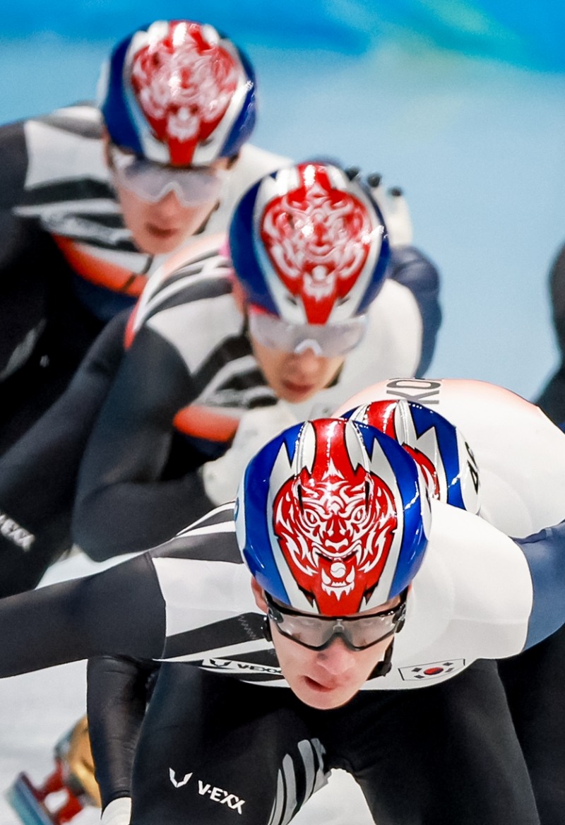 2일 중국 베이징 캐피털 실내경기장에서 실시된 2022 베이징동계올림픽 쇼트트랙 대표팀 공식 훈련에서 남자 대표선수들이 트랙을 돌고 있다.[사진 연합뉴스]