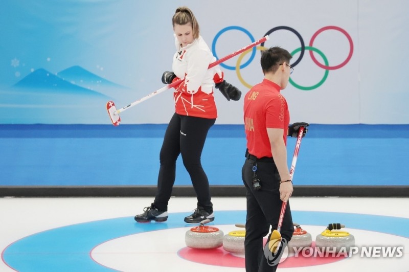 (베이징=연합뉴스) 2일 오후 중국 베이징 국립 아쿠아틱 센터에서 열린 2022 베이징 동계올림픽 첫 번째 종목 컬링 믹스 더블 중국과 스위스의 경기에서 양 팀 선수들이 하우스 버튼 부근 스톤의 위치를 확인하고 있다.
