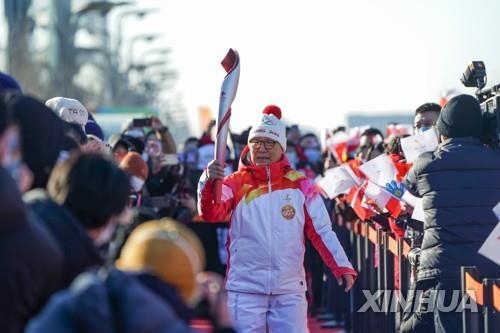 (베이징 신화=연합뉴스) 2022 베이징동계올림픽 성화 봉송이 2일 베이징 올림픽 선린공원에서 시작됐다. 첫 주자인 중국의 첫 빙속 세계챔피언 뤄즈환이 성화를 봉송하고 있다.