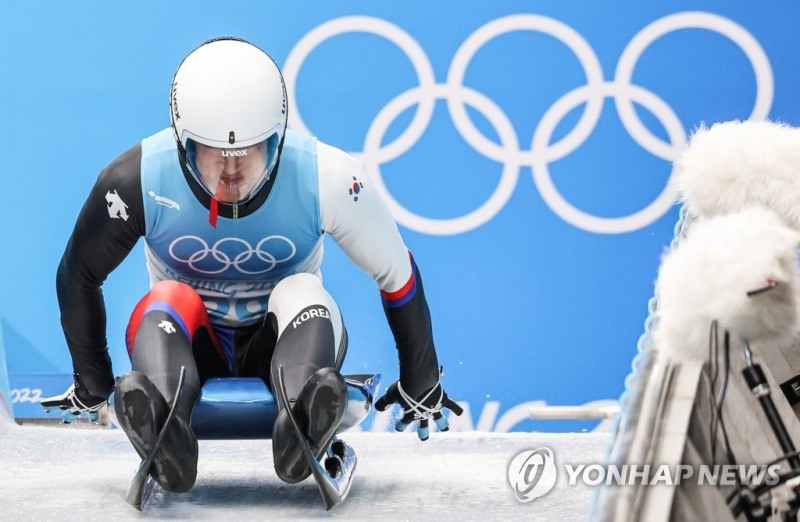 (베이징=연합뉴스)  임남규가 6일 베이징 옌칭의 국립 슬라이딩 센터에서 열린 2022 베이징동계올림픽 남자 루지 싱글 3차 레이스에서 힘차게 출발하고 있다.
