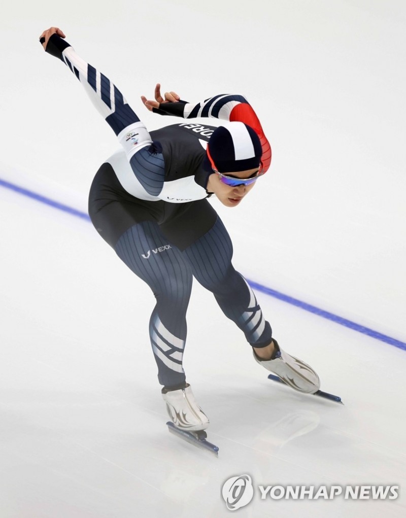(베이징=연합뉴스) 김민석이 8일 오후 중국 베이징 국립 스피드스케이팅 경기장(오벌)에서 열린 2022 베이징 동계올림픽 스피드스케이팅 남자 1500m 경기에서 역주하고 있다.