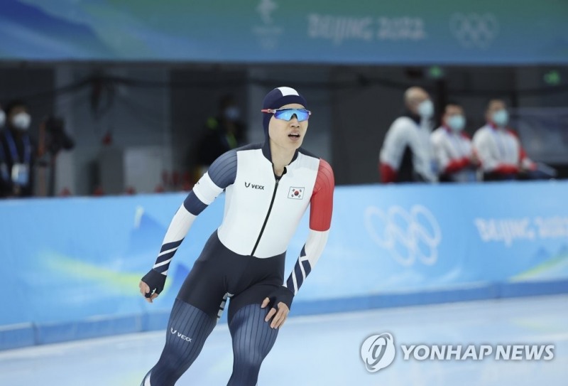 (베이징=연합뉴스) 김민석이 8일 오후 중국 베이징 국립 스피드스케이팅 경기장(오벌)에서 열린 2022 베이징 동계올림픽 스피드스케이팅 남자 1500m 경기를 마친 후 숨을 고르고 있다.
