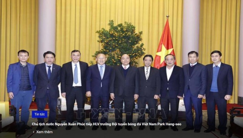 박항서 감독(왼쪽에서 네 번째)과 응우옌 쑤언 푹 국가주석(다섯 번째)[베트남축구협회 홈페이지 캡처]
