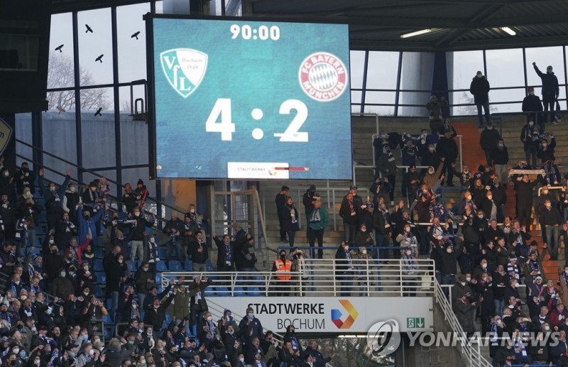보훔이 4-2로 승리한 바이에른 뮌헨전 결과가 전광판에 나타나 있다.[AP=연합뉴스]