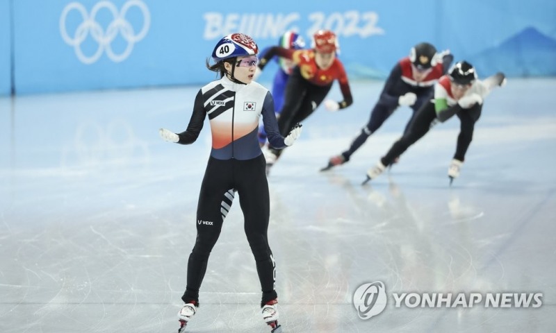 (베이징=연합뉴스) 최민정이 16일 중국 베이징 캐피털 실내 경기장에서 열린 2022 베이징 동계올림픽 쇼트트랙 여자 1500m 준준결승에서 1위로 결승선을 통과하고 있다.