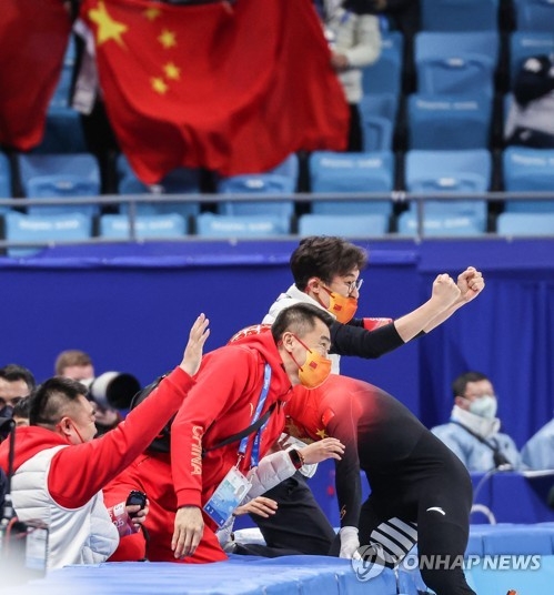 쇼트트랙 혼성계주 금메달에 환호하고 있는 중국. 