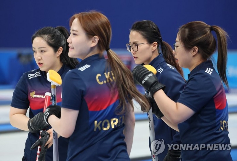 (베이징=연합뉴스) 17일 중국 베이징 국립 아쿠아틱 센터에서 열린 2022 베이징 동계올림픽 컬링 여자 단체전 한국과 스웨덴의 경기에서 패한 팀킴이 아쉬워하고 있다.