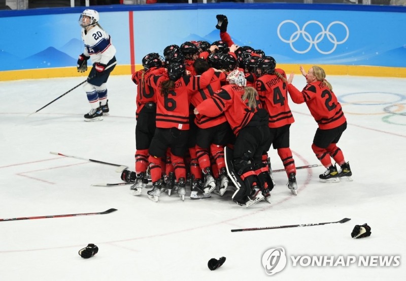 캐나다 여자아이스하키 선수들이 금메달을 획득한 후 환호하고 있다. [로이터=연합뉴스]