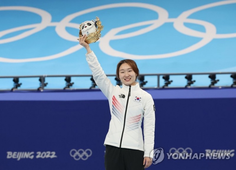 (베이징=연합뉴스) 최민정이 16일 중국 베이징 캐피털 실내 경기장에서 열린 2022 베이징 동계올림픽 쇼트트랙 여자 1500m 결승에서 금메달을 획득한 후 시상대에 올라 기뻐하고 있다.