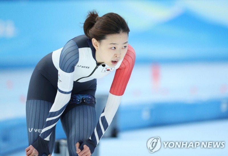 (베이징=연합뉴스) 17일 오후 중국 베이징 국립 스피드스케이팅 경기장(오벌)에서 열린 2022 베이징 동계올림픽 스피드스케이팅 여자 1,000m 경기에 출전한 대한민국의 김민선이 경기 후 기록을 확인하고 있다.