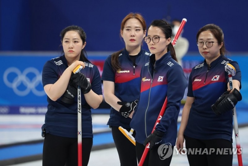 (베이징=연합뉴스) 17일 중국 베이징 국립 아쿠아틱 센터에서 열린 2022 베이징 동계올림픽 컬링 여자 단체전 한국과 스웨덴의 경기에서 팀킴이 심각한 표정을 하고 있다.