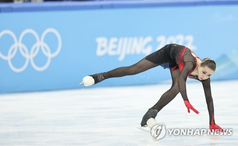 (베이징=연합뉴스) 러시아올림픽위원회(ROC)의 카밀라 발리예바가 17일 오후 중국 베이징 캐피털 실내경기장에서 열린 2022 베이징 동계올림픽 피겨스케이팅 여자 싱글 프리스케이팅에서 연기 중 넘어지고 있다. 