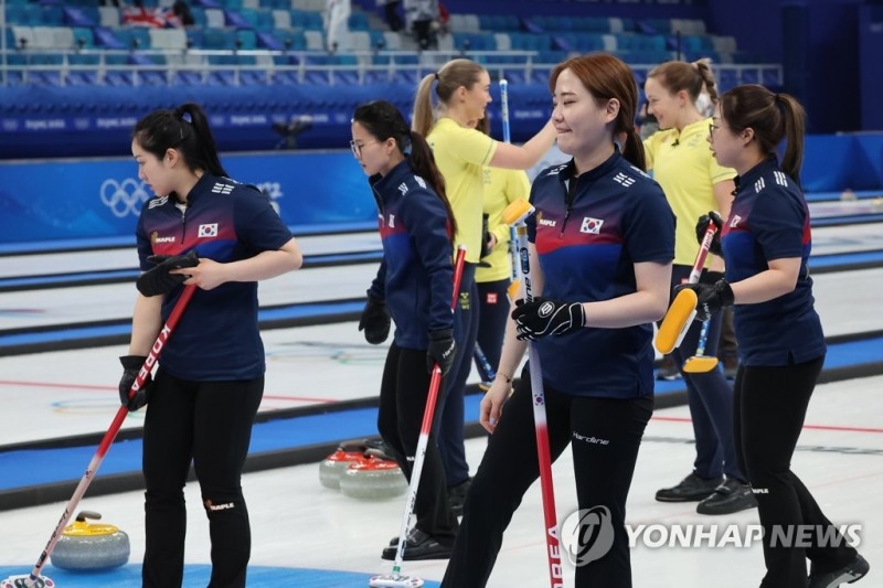 (베이징=연합뉴스) 17일 중국 베이징 국립 아쿠아틱 센터에서 열린 2022 베이징 동계올림픽 컬링 여자 단체전 한국과 스웨덴의 경기에서 패한 팀킴이 아쉬워하고 있다. 