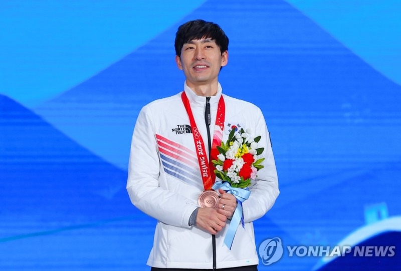 (베이징=연합뉴스) 2022 베이징 동계올림픽 스피드스케이팅 남자 매스스타트에서 동메달을 획득한 한국의 이승훈이19일 오후 중국 베이징 메달 플라자에서 열린 메달 수여식에서 메달을 받은 뒤 미소짓고 있다.