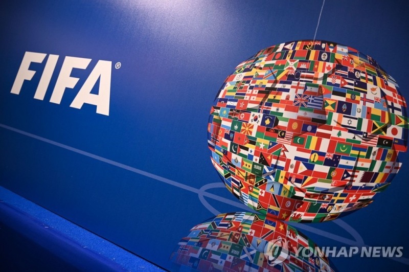 국제축구연맹(FIFA)과 회원국들의 국기로 장식한 지구본 모형.[AFP=연합뉴스]