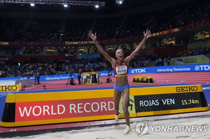 (베오그라드 AP=연합뉴스) 율리마르 로하스가 20일(한국시간) 세르비아 베오그라드에서 열린 2022 세계실내육상선수권 여자 세단뛰기 결선 6차 시기에서 15ｍ74의 세계 기록을 세우며 우승한 뒤 포효하고 있다.