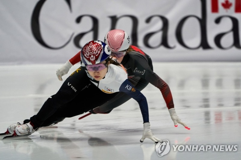 쇼트트랙 최민정이 10일(한국시간) 캐나다 몬트리올 모리스 리처드 아레나에서 열린 2022 국제빙상경기연맹(ISU) 쇼트트랙 세계선수권대회 여자 1,500ｍ 결승에서 캐나다 킴 부탱을 따돌리고 질주하고 있다. [EPA=연합뉴스]