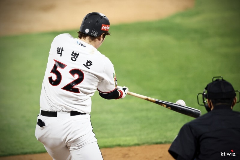 kt가 박병호의 역전 2점홈런(시즌 4호)으로 NC에 2경기 연속 역전승으로 5연승을 내달렸다.[kt위즈 자료사진]