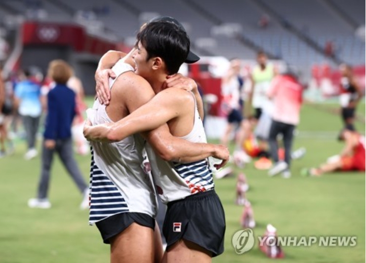 지난해 도쿄올림픽에서 나란히 3, 4위에 오른 전웅태와 정진화가 포옹을 하며 기쁨을 나누고 있다.[연합뉴스 자료사진]
