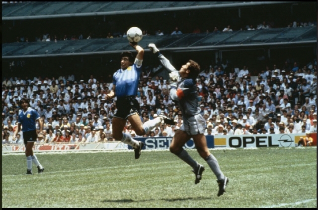 1986년 멕시코 월드컵 잉글랜드와의 8강전에서 마라도나가 헤딩을 하면서 공을 살짝 건드려 골을 성공시킨 장면. 이 골은'신의 손' 논란을 불러왔다.  