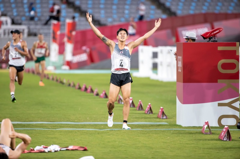 2020도쿄올림픽에서 우리나라 근대5종사상 처응으로 동메달을 획득한 전웅태가 골인하고 있다. 뒤따른 선수가 4위의 정진화[자료사진]