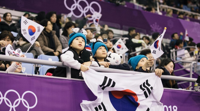2018 평창 겨울올림픽에서 어린 소년들이 태극기를 들고 한국경기를 응원하고 있다. 강원도는 2018년 평창에 이어 2024년 겨울 청소년 올림픽을 개최할 예정이다. [국제올림픽위원회 홈페이지 캡처]