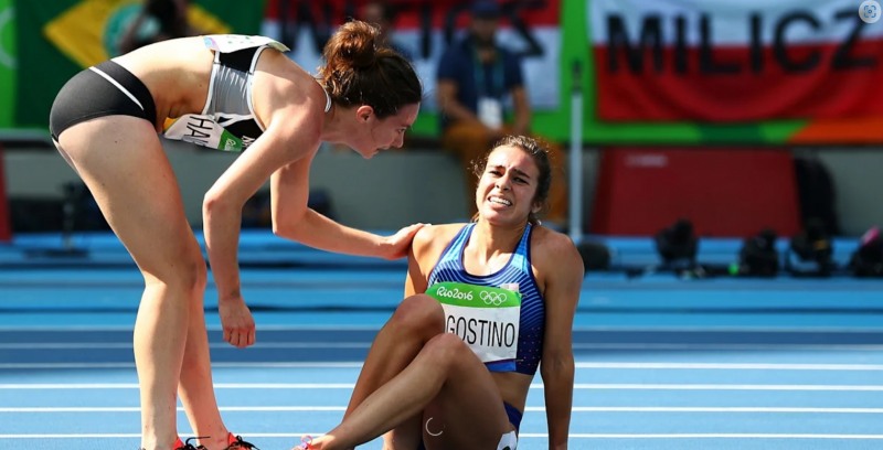 2016년 리우올림픽 여자 육상 5천m 예선서 뉴질랜드 니키 햄블린(왼쪽)이 바로 뒤에서 달리다 넘어진 미국 애비 다소스티노에게 &quot;일어나 같이 결승선까지 뛰자&quot;며 격려하고 있다. 위대한 페어플레이 정신의 본보기 모습이다. [IOC 홈페이지 캡처]