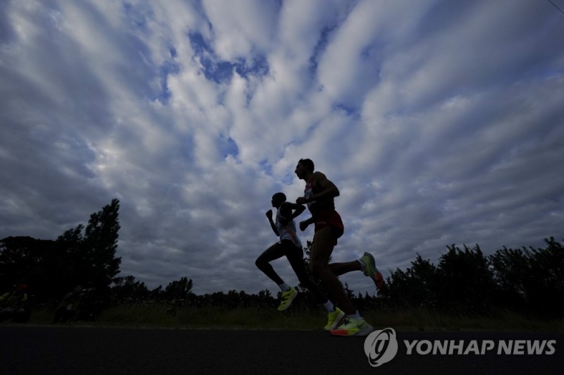 (유진 AP=연합뉴스) 오주한(왼쪽)이 17일(현지시간) 미국 오리건주 유진에서 열린 2022 세계육상선수권 남자 마라톤에서 레이스를 펼치고 있다. 그러나 오주한은 24㎞ 지점을 지난 뒤, 기권했다.