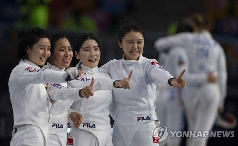 여자 에페 단체전에서 우승한 여자 에페 대표팀. 왼쪽부터 이혜인, 강영미, 송세라, 최인정[EPA=연합뉴스]