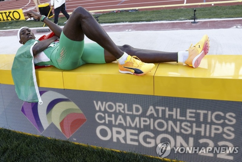 (유진 EPA=연합뉴스) 피차드로가 24일(한국시간) 미국 오리건주 유진 헤이워드 필드에서 열린 2022년 세계육상선수권 남자 세단뛰기에서 우승한 뒤 기록판 광고판 위에 누워 기쁨을 만끽하고 있다.