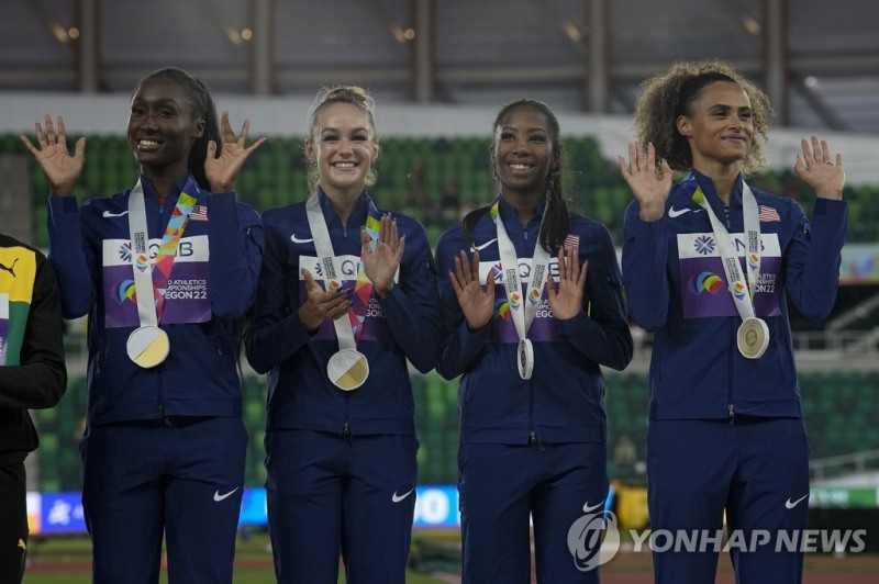 (유진 AP=연합뉴스) 미국 여자 1,600ｍ 계주 대표팀이 25일(한국시간) 미국 오리건주 유진 헤이워드 필드에서 열린 2022년 세계육상선수권대회 결선에서 우승한 뒤 메달 세리머니를 하고 있다.